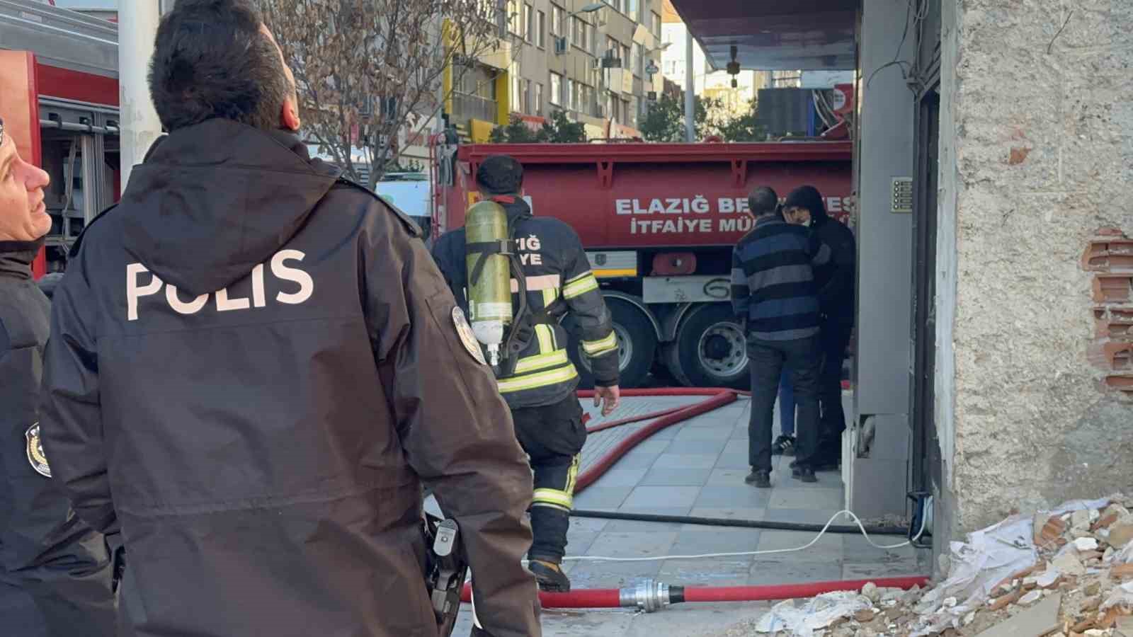 Elazığ’da korkutan yangın: Beyaz eşya deposu alevlere teslim oldu