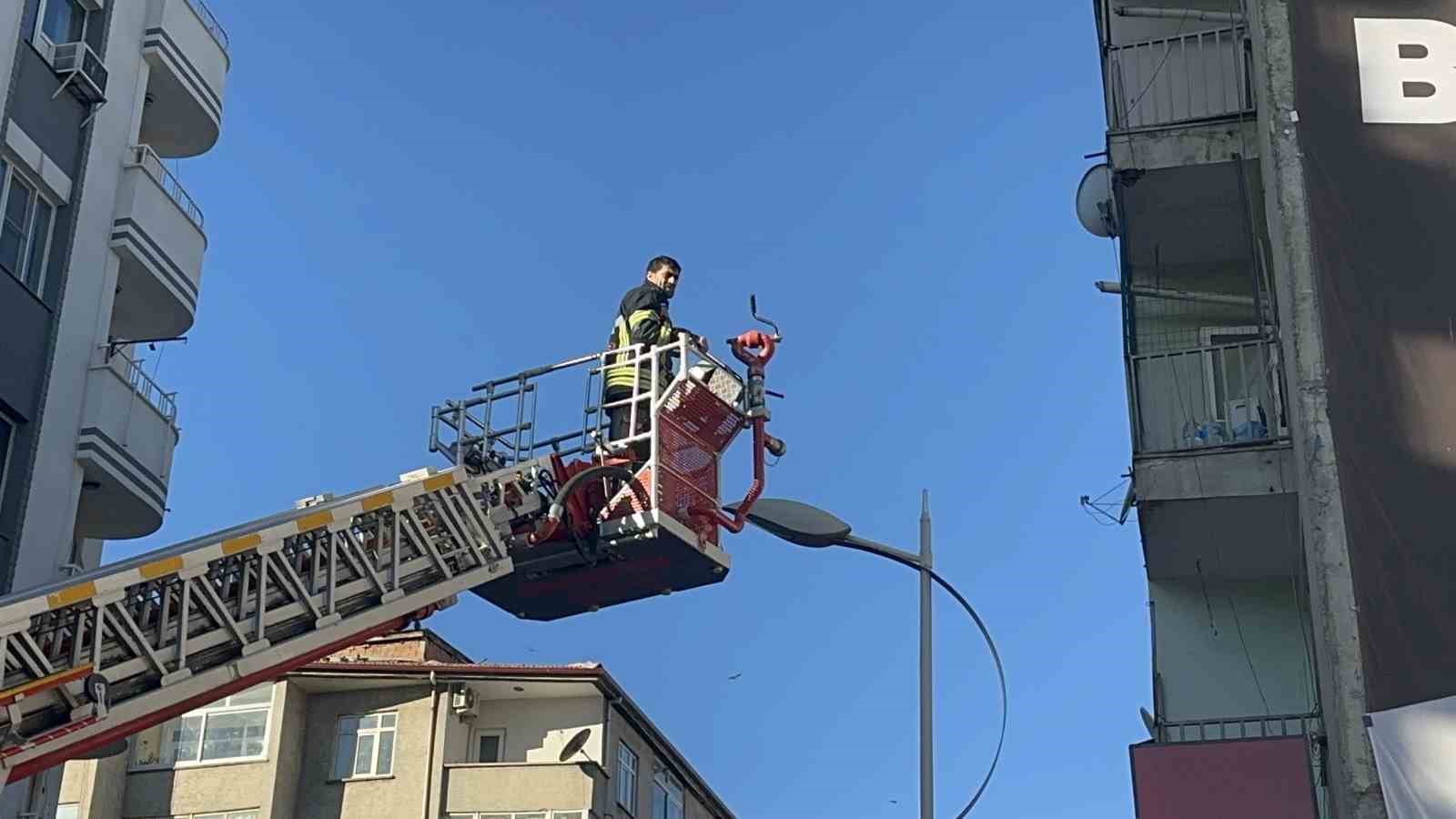 Elazığ’da korkutan yangın: Beyaz eşya deposu alevlere teslim oldu