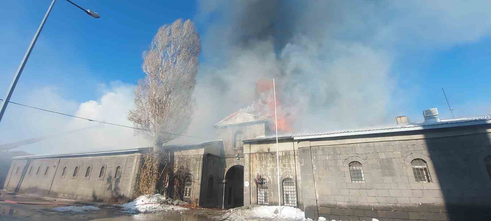 Tarihi taş ambarlarda yangın