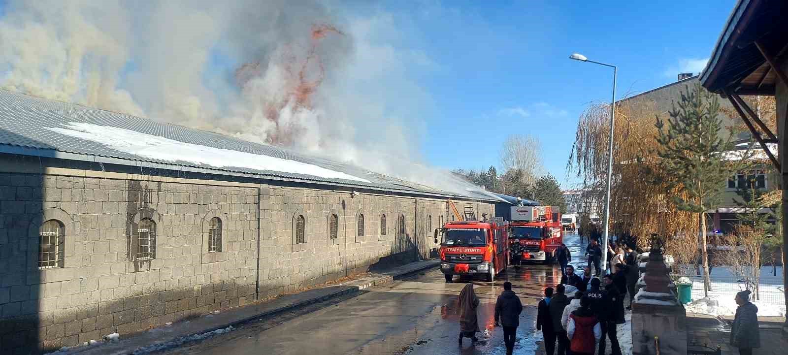 Tarihi taş ambarlarda yangın