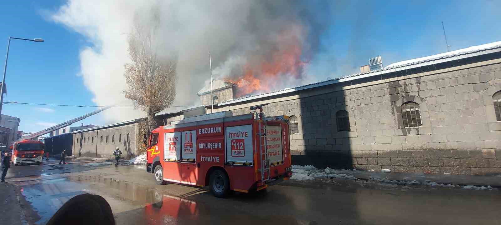 Tarihi taş ambarlarda yangın