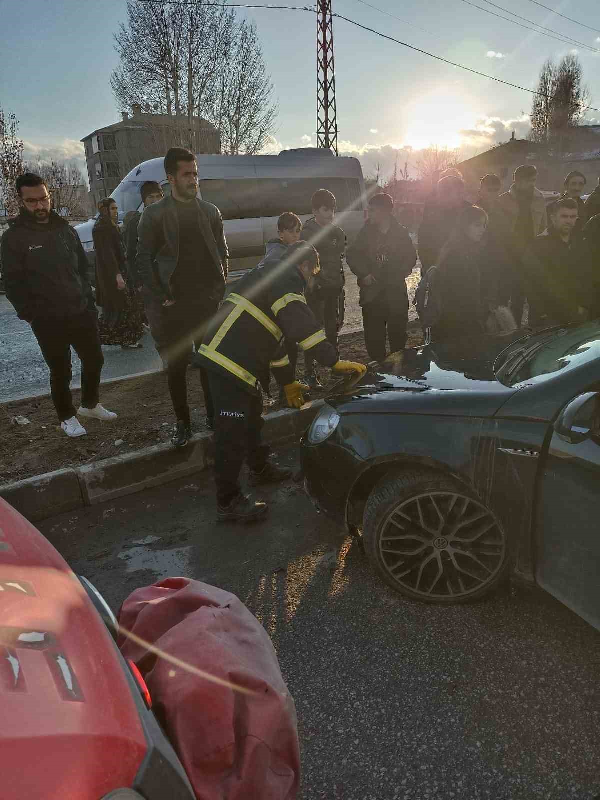 Yüksekova-Şemdinli yolunda kaza: 2 yaralı