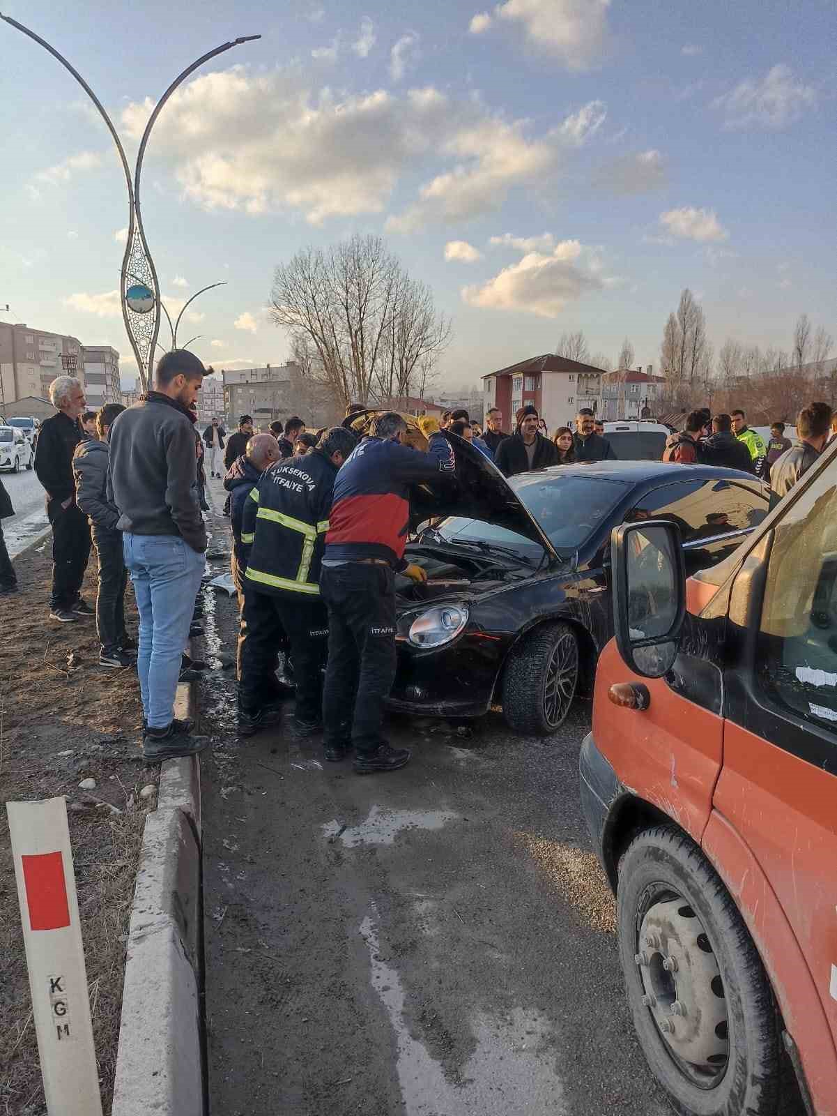 Yüksekova-Şemdinli yolunda kaza: 2 yaralı