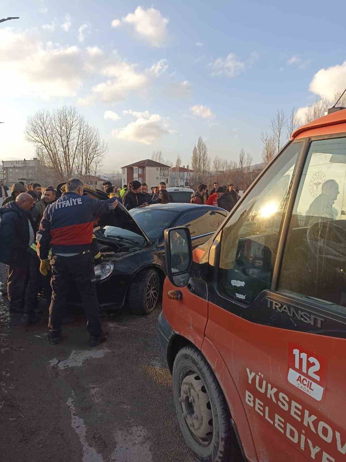 Yüksekova-Şemdinli yolunda kaza: 2 yaralı