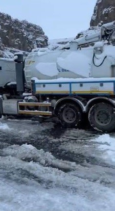 Kars’ta buz tutan yolda mahsur kaldılar