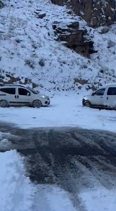 Kars’ta buz tutan yolda mahsur kaldılar