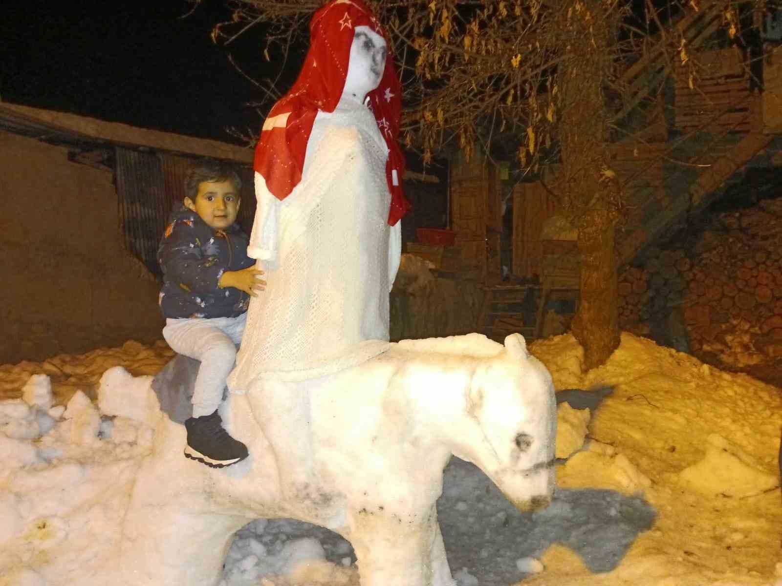 Torunu mutlu olsun diye kardan heykeller yaptı