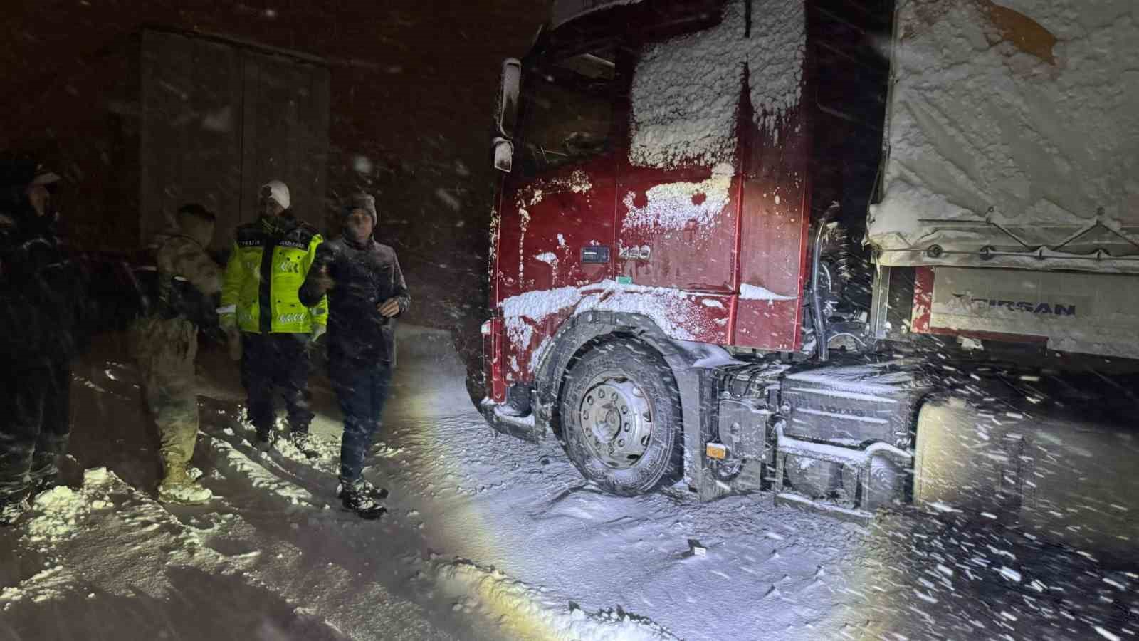 Yolda kalan tır şoförlerine sıcak çorba ikramı