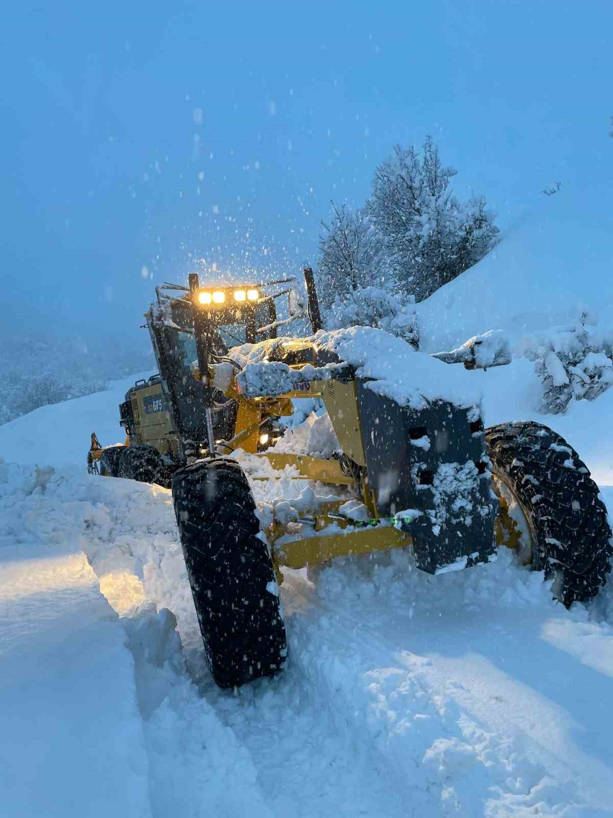 Tunceli’de beyaz esaret: 222 köy yolu kapandı