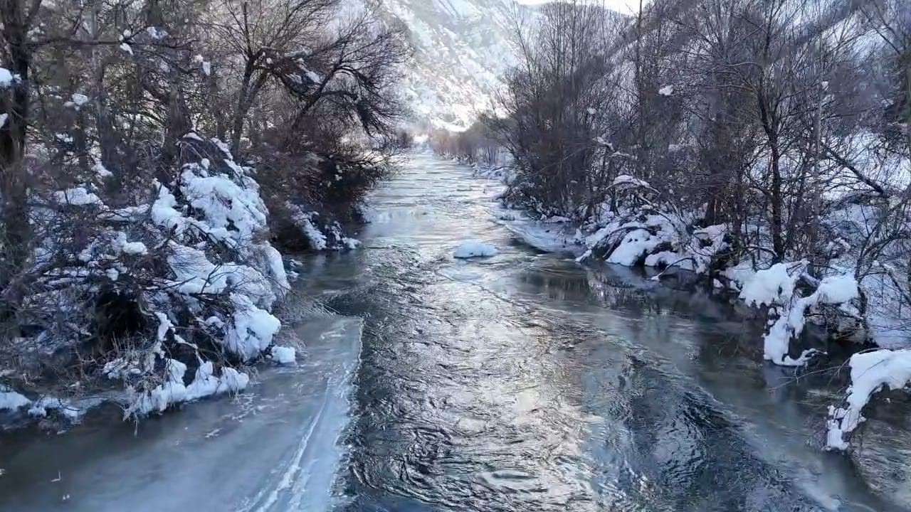 Tunceli’de, Pülümür Çayı yer yer buz tuttu