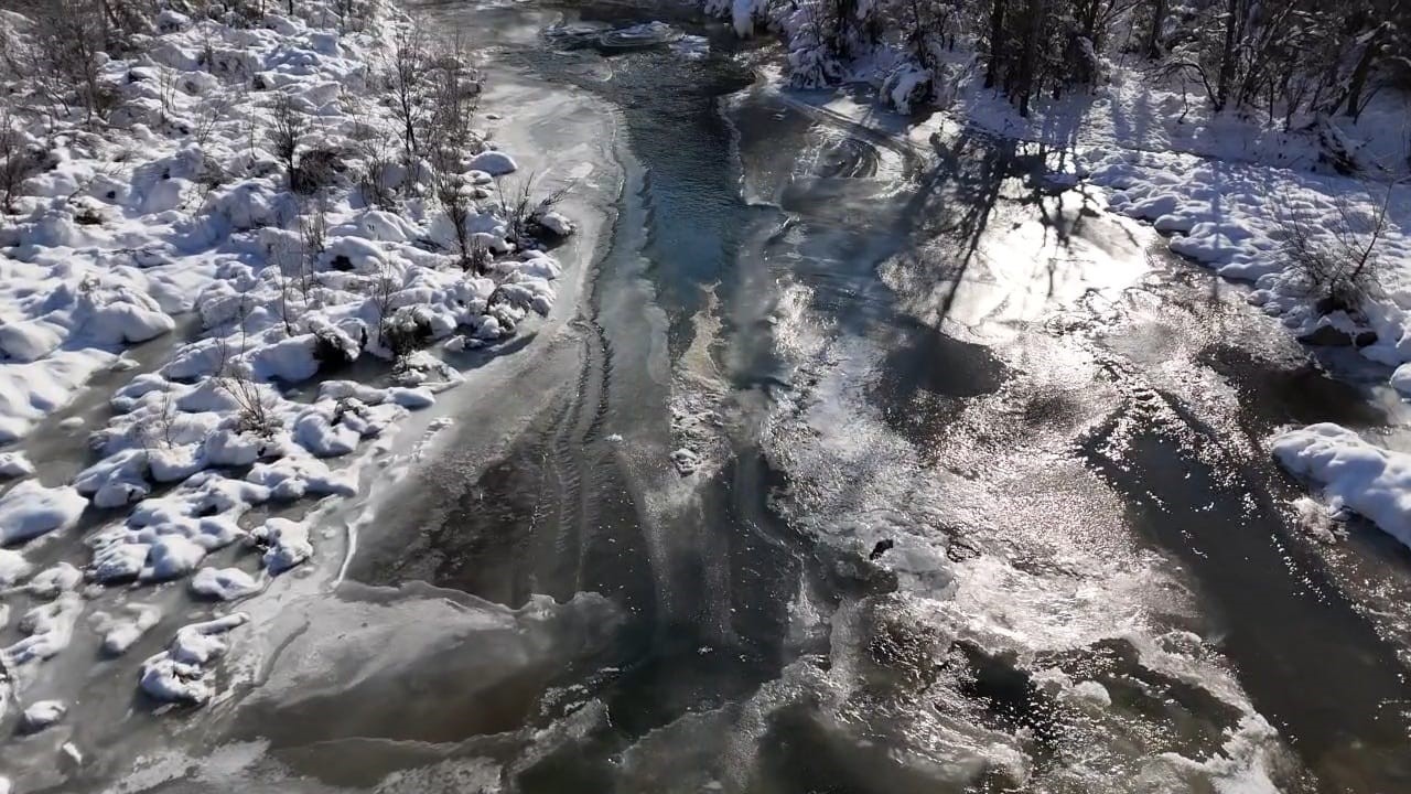 Tunceli’de, Pülümür Çayı yer yer buz tuttu