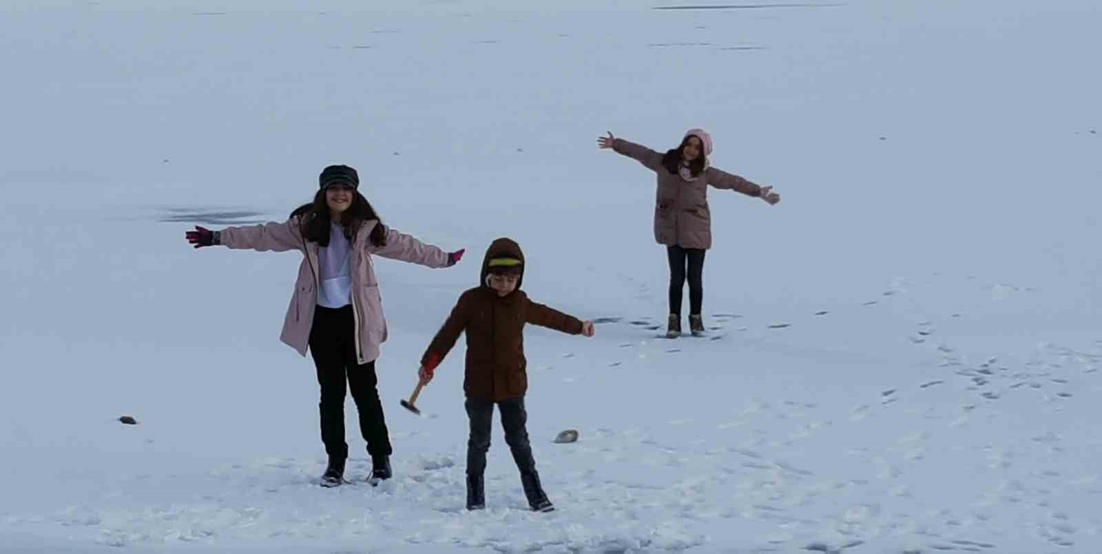 Erzincan’da şelaleler, göletler buz tuttu