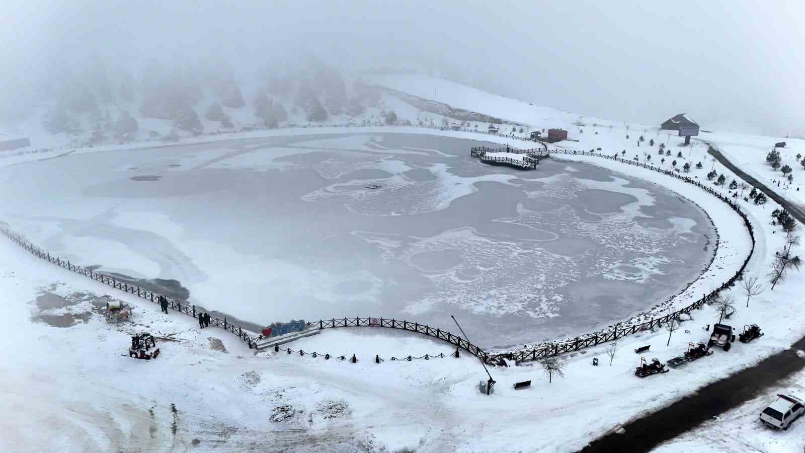 Erzincan’da şelaleler, göletler buz tuttu