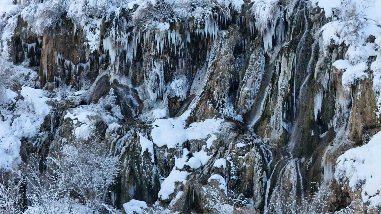 Erzincan’da şelaleler, göletler buz tuttu