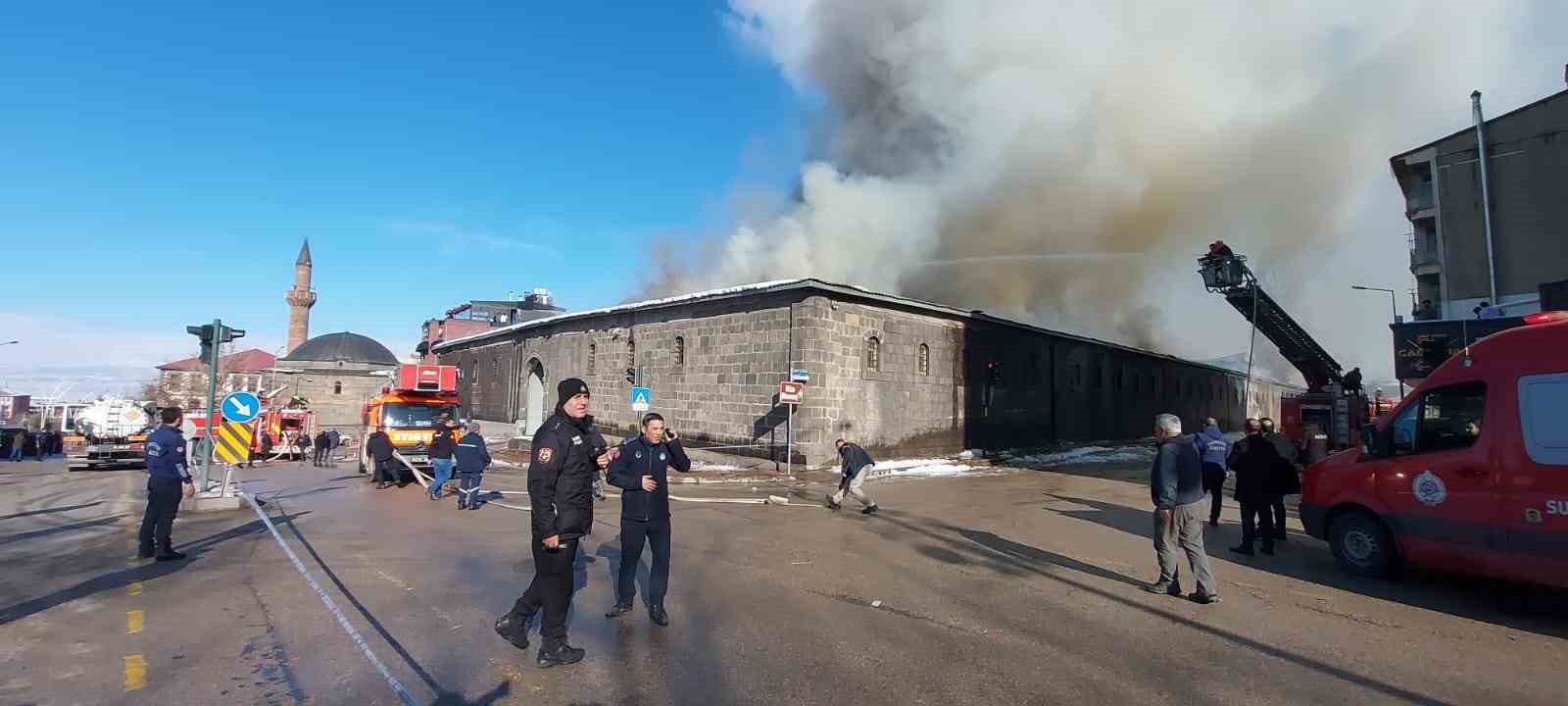 Erzurum’da tarihi binada çıkan yangın söndürüldü