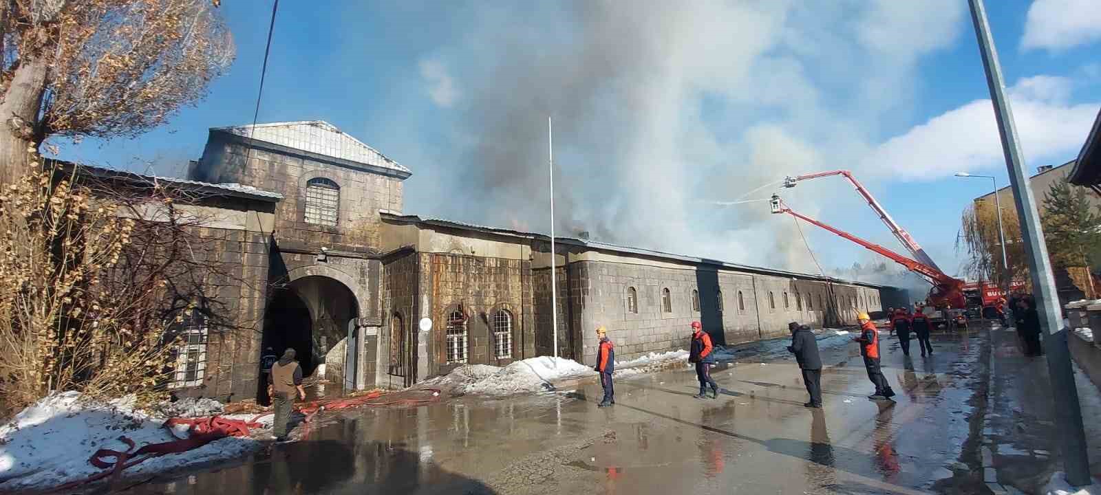 Erzurum’da tarihi binada çıkan yangın söndürüldü