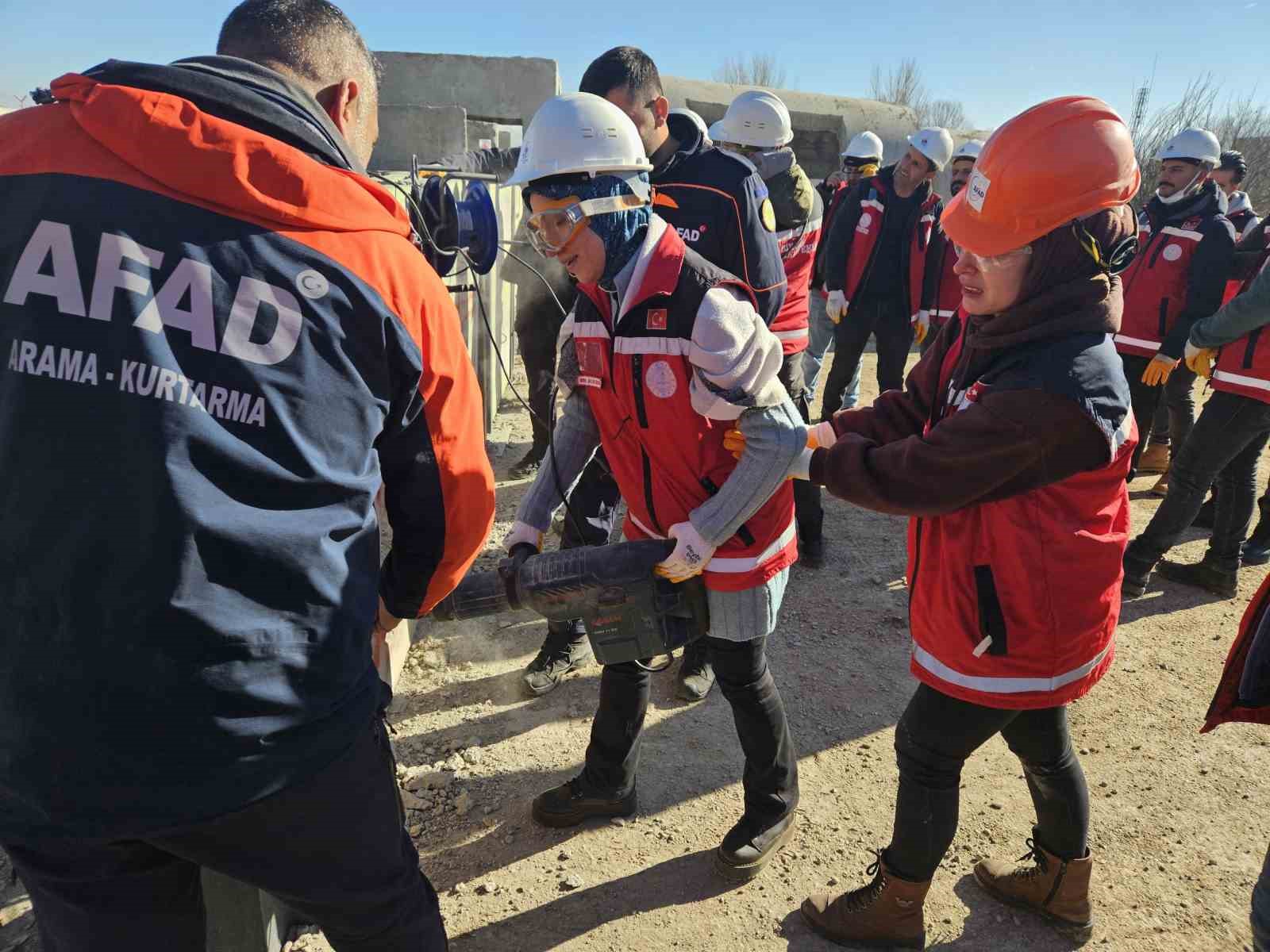 Bingöl’de gönüllülere depremde arama kurtarma eğitimi verildi