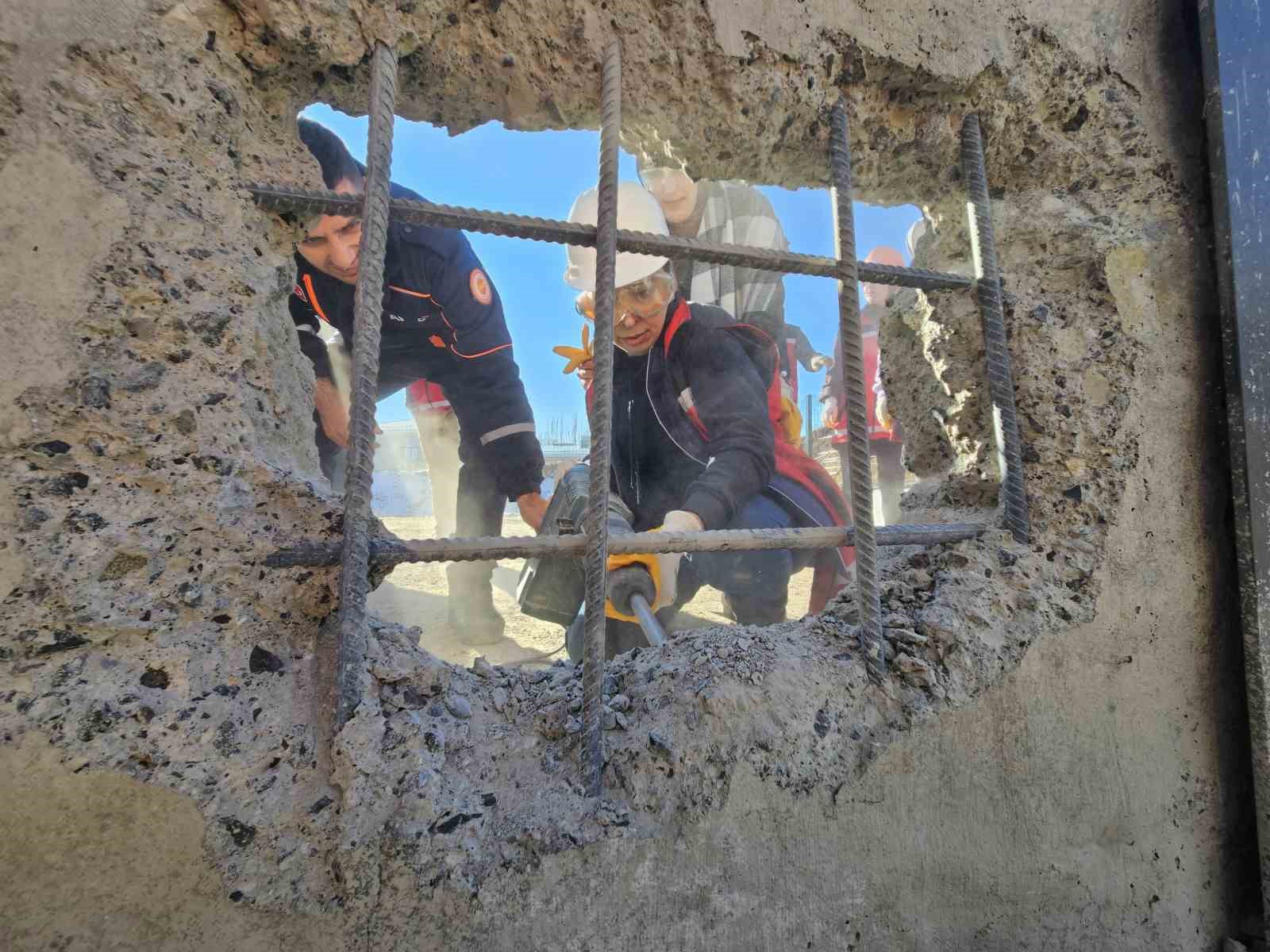 Bingöl’de gönüllülere depremde arama kurtarma eğitimi verildi