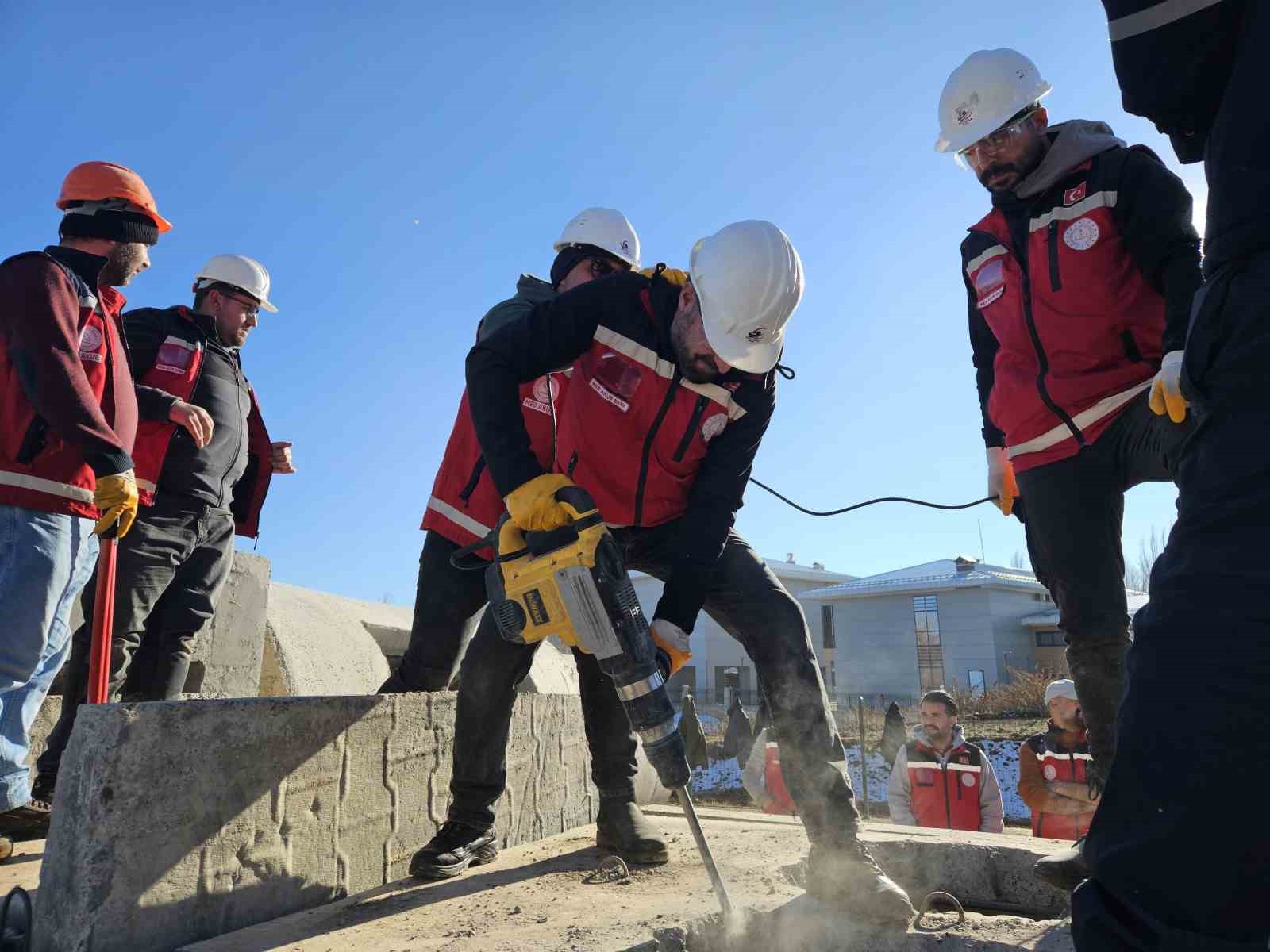 Bingöl’de gönüllülere depremde arama kurtarma eğitimi verildi