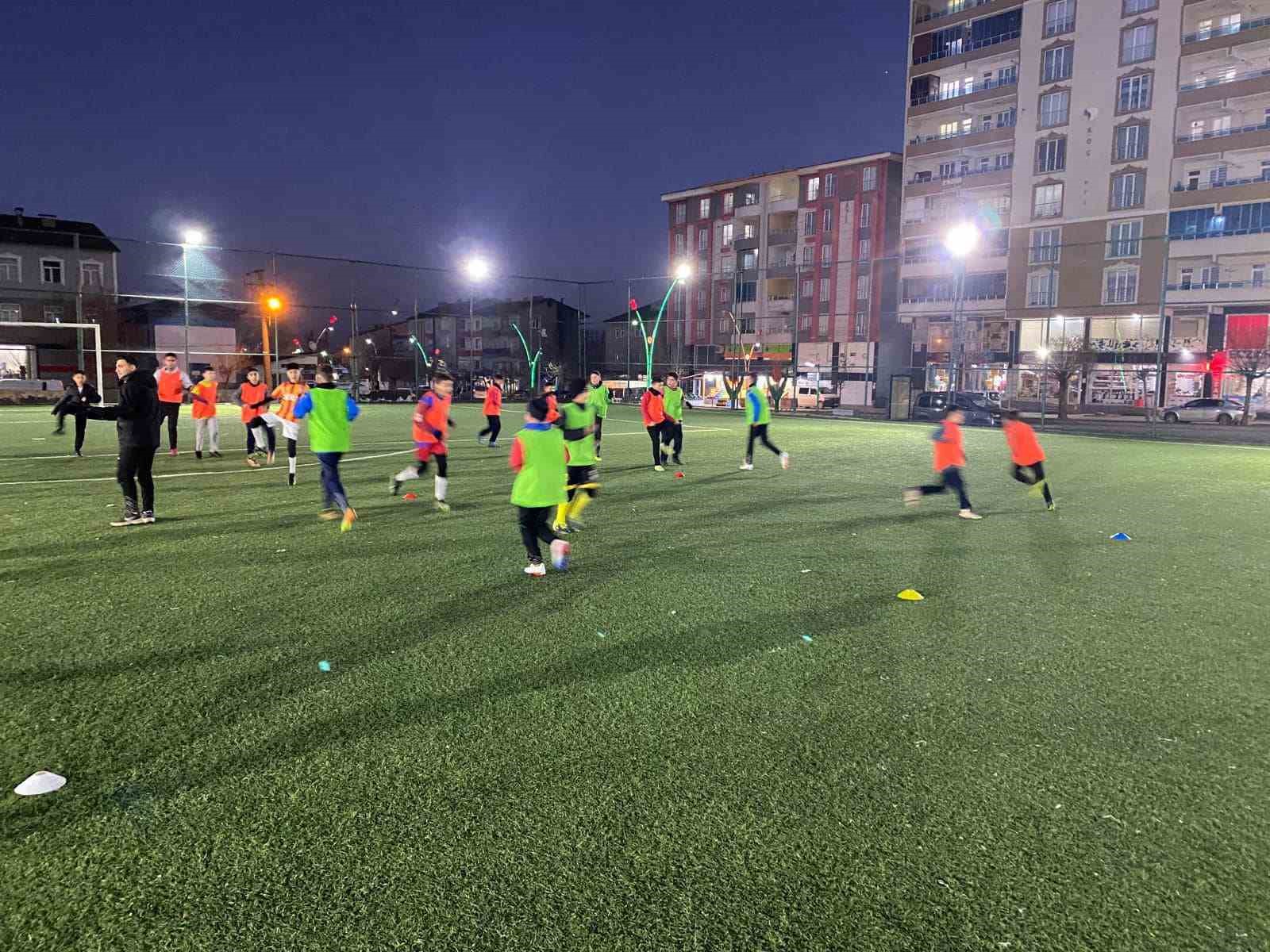 Muş’ta futbol kurslarına yoğun ilgi: Geleceğin yetenekleri yetişiyor