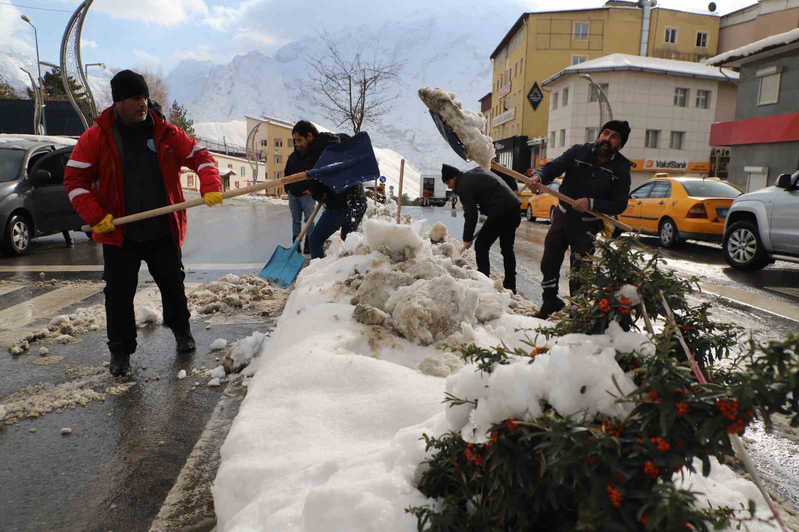 Hakkari’de 55 kişilik kar ve buz timi görev başında