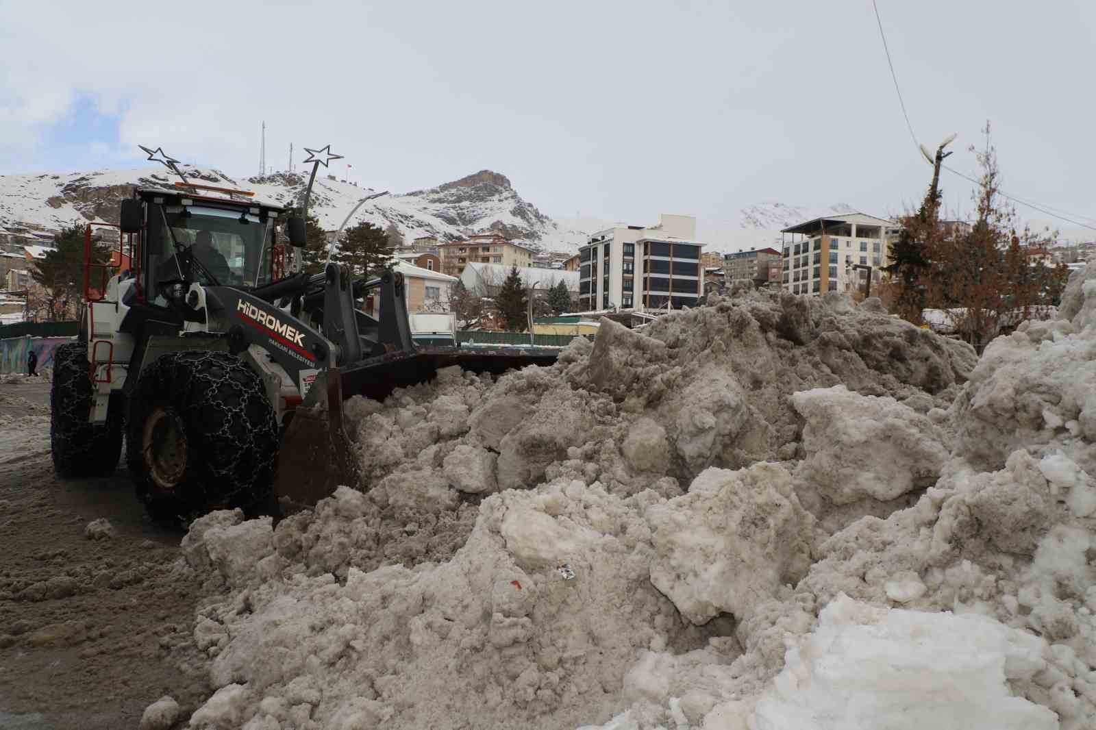 Hakkari’de 55 kişilik kar ve buz timi görev başında