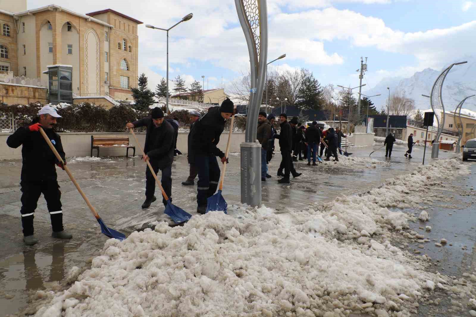 Hakkari’de 55 kişilik kar ve buz timi görev başında