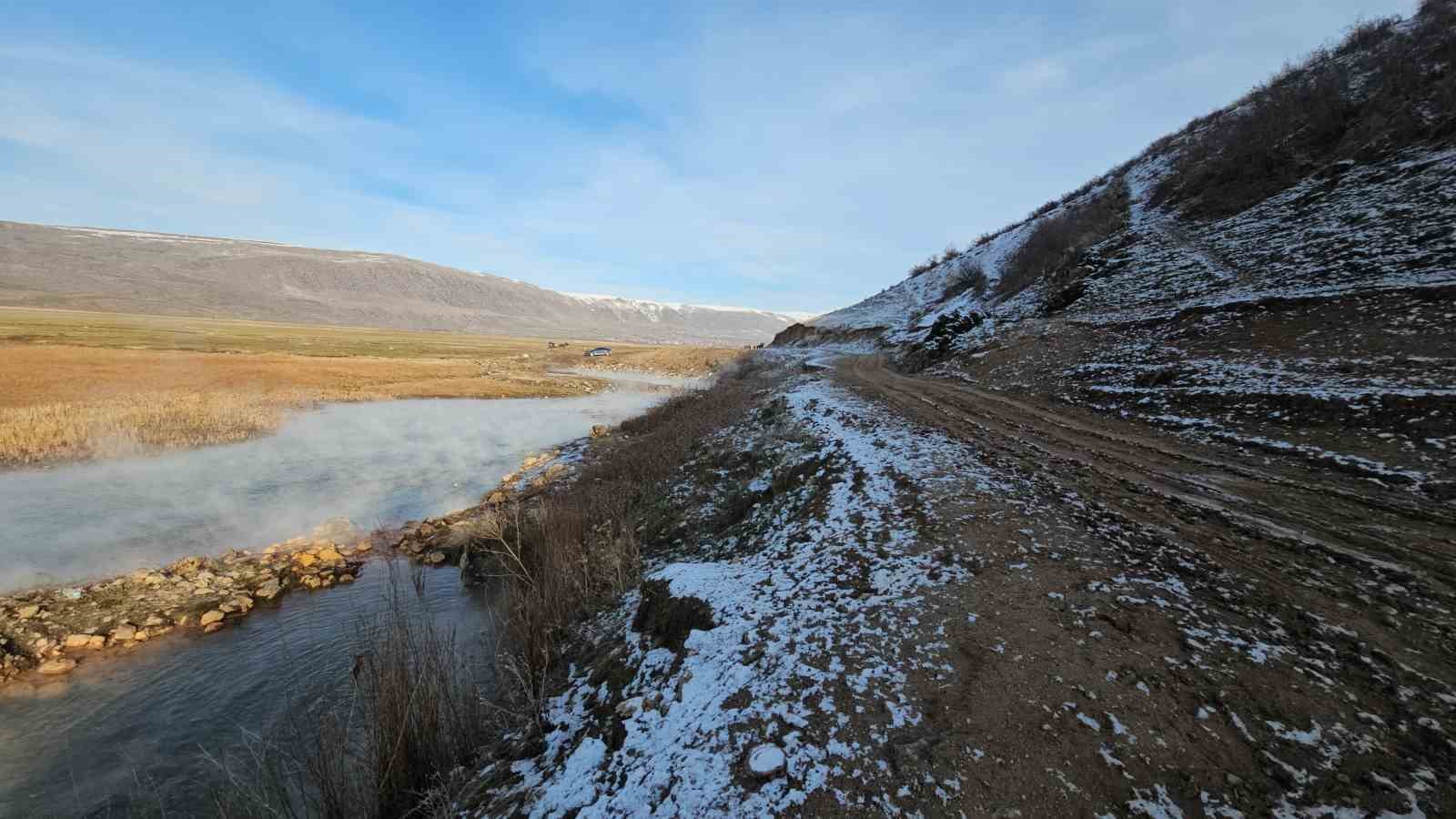 Buz gibi havada kaplıca keyfi yapıyorlar