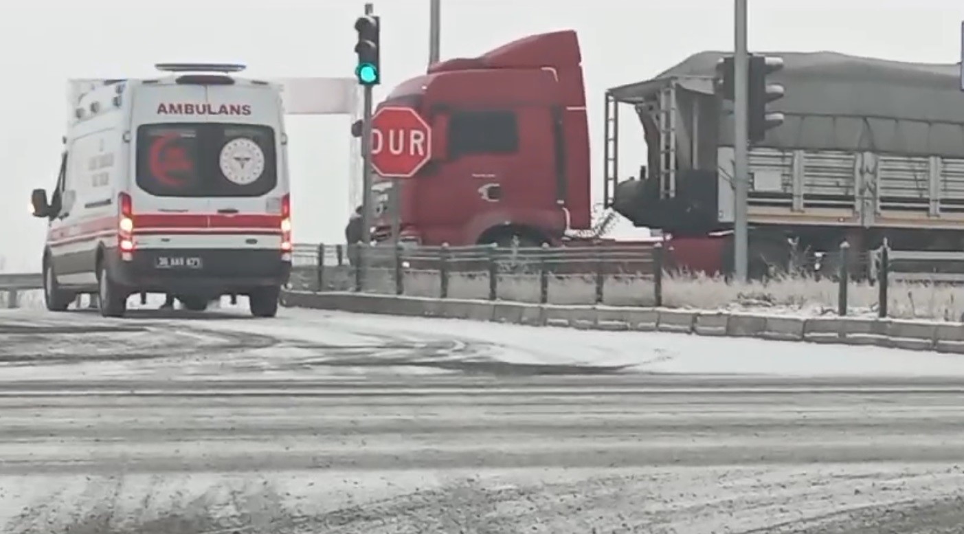 Kars’ta yollar buz pistine döndü