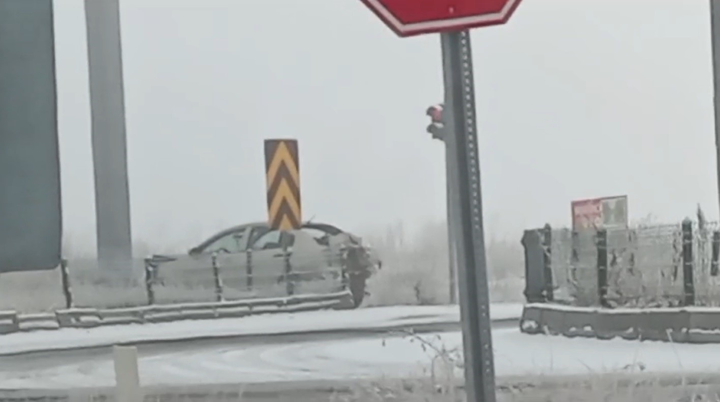 Kars’ta yollar buz pistine döndü