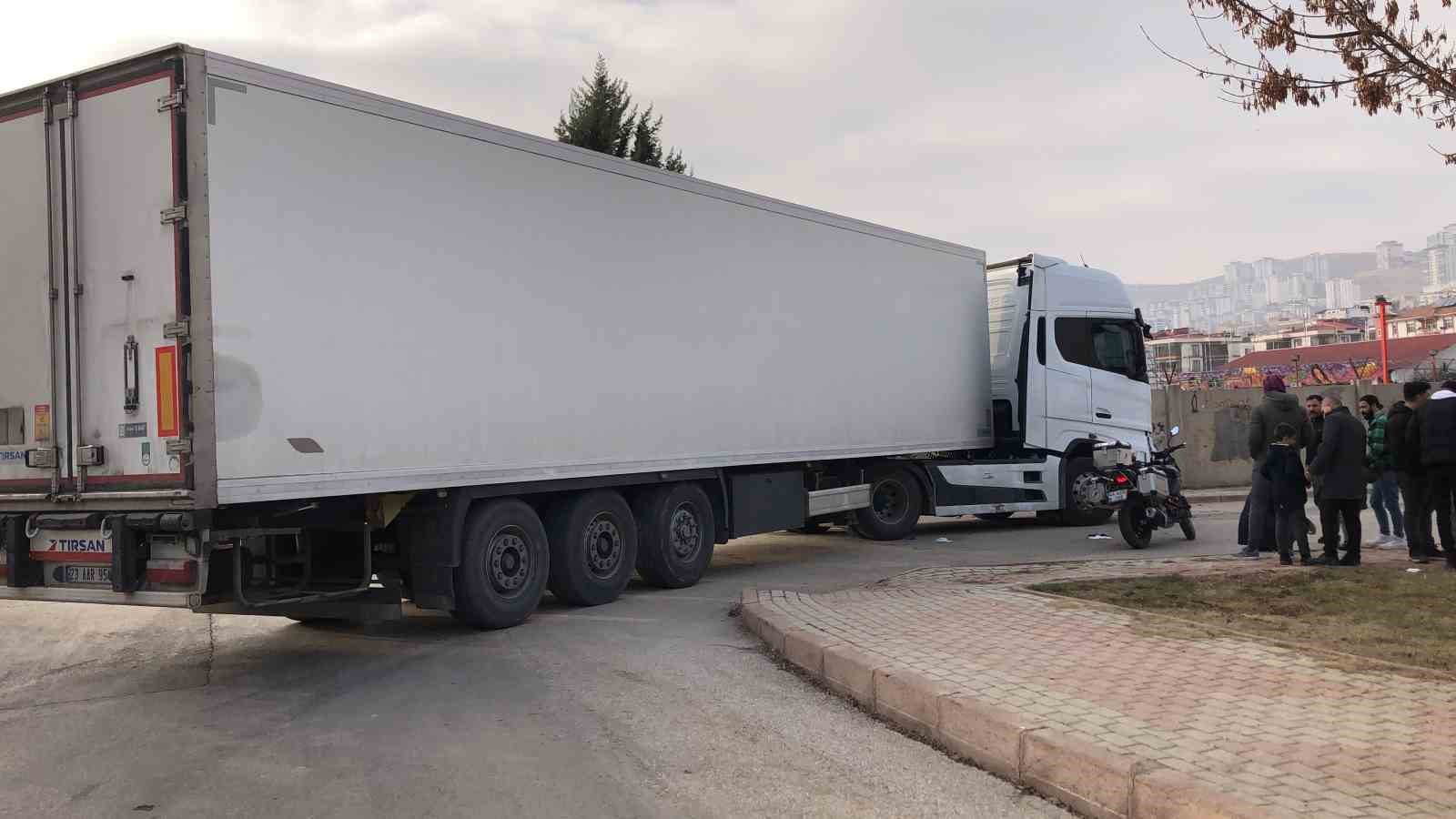 Elazığ’da tır ile çarpışan motosikletli yaralandı