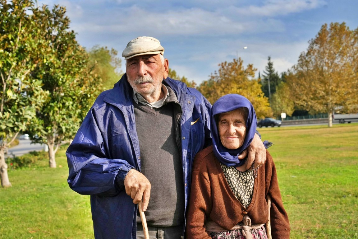 Geçimlerini 44 yıldır kent merkezindeki yeşil alanlarda koyunlarını otlatarak kazanıyorlar