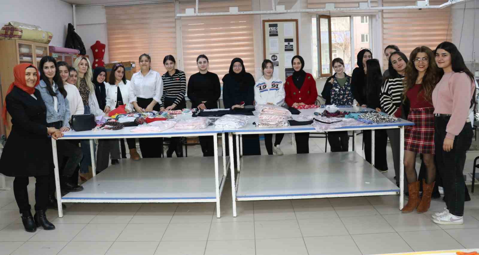 Van’da moda tasarım öğrencileri ihtiyaç sahibi olanlar için dikiyorlar