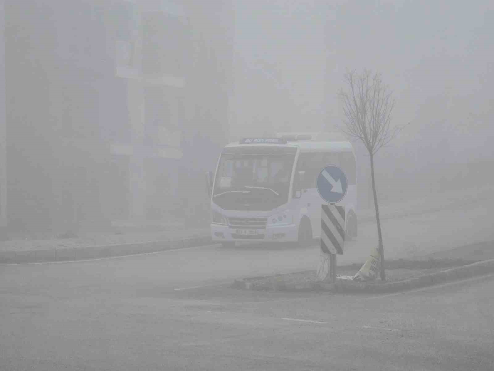 Elazığ’da yoğun sis etkili oldu, bir mahalle adeta kayboldu