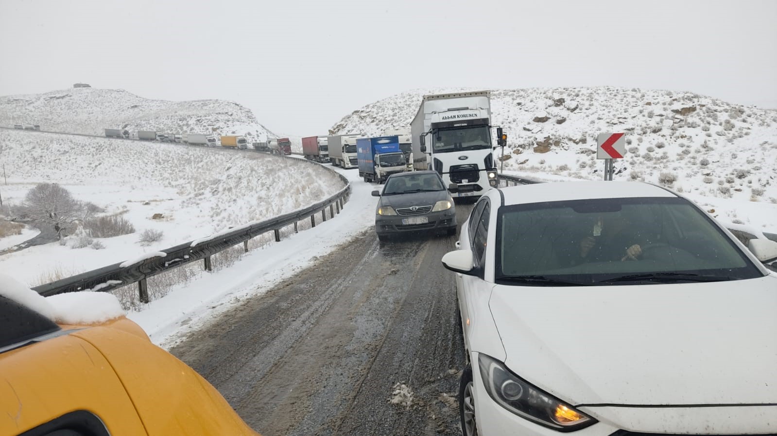 Başkale’de kar aniden bastırdı, sürücüler zor anlar yaşadı