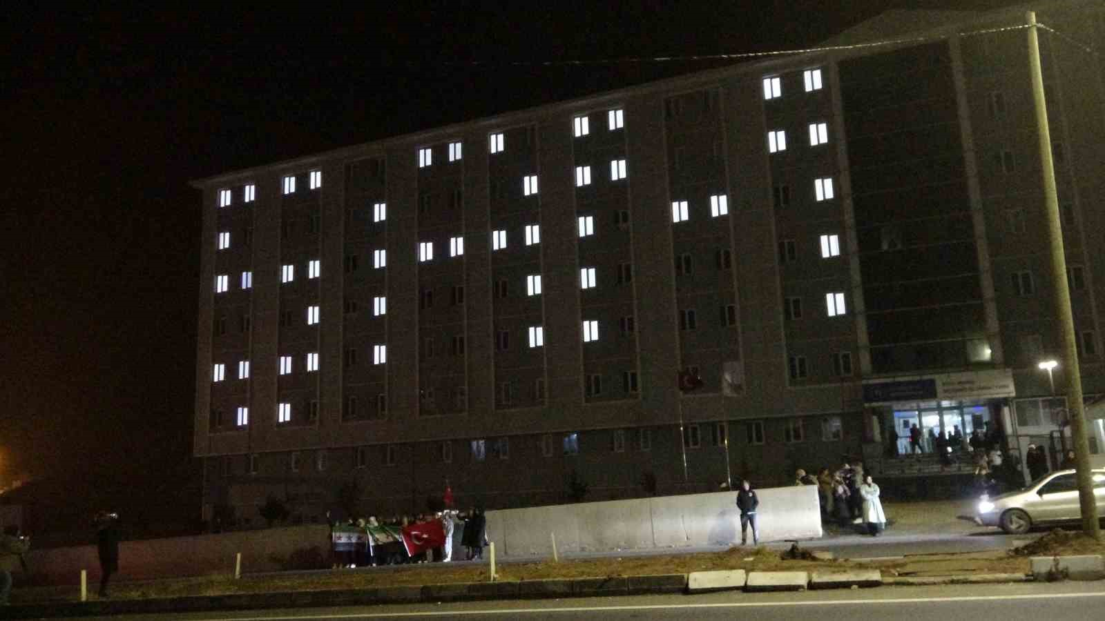 Bitlis’teki Suriyeli kız öğrenciler yurt ışıkları ile ‘Şam’ yazdı