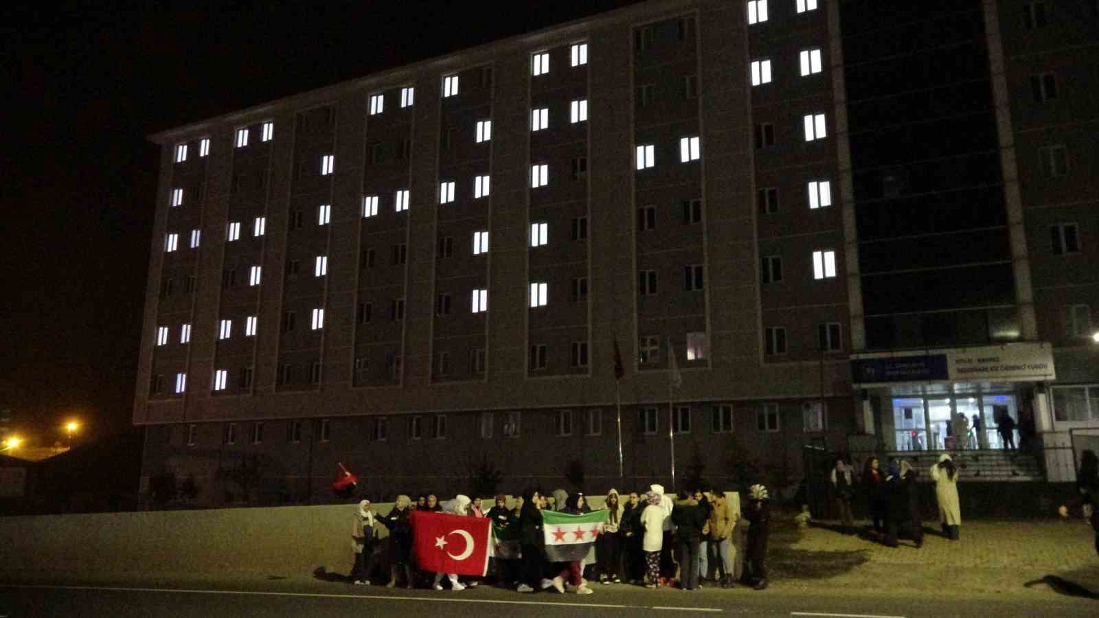 Bitlis’teki Suriyeli kız öğrenciler yurt ışıkları ile ‘Şam’ yazdı