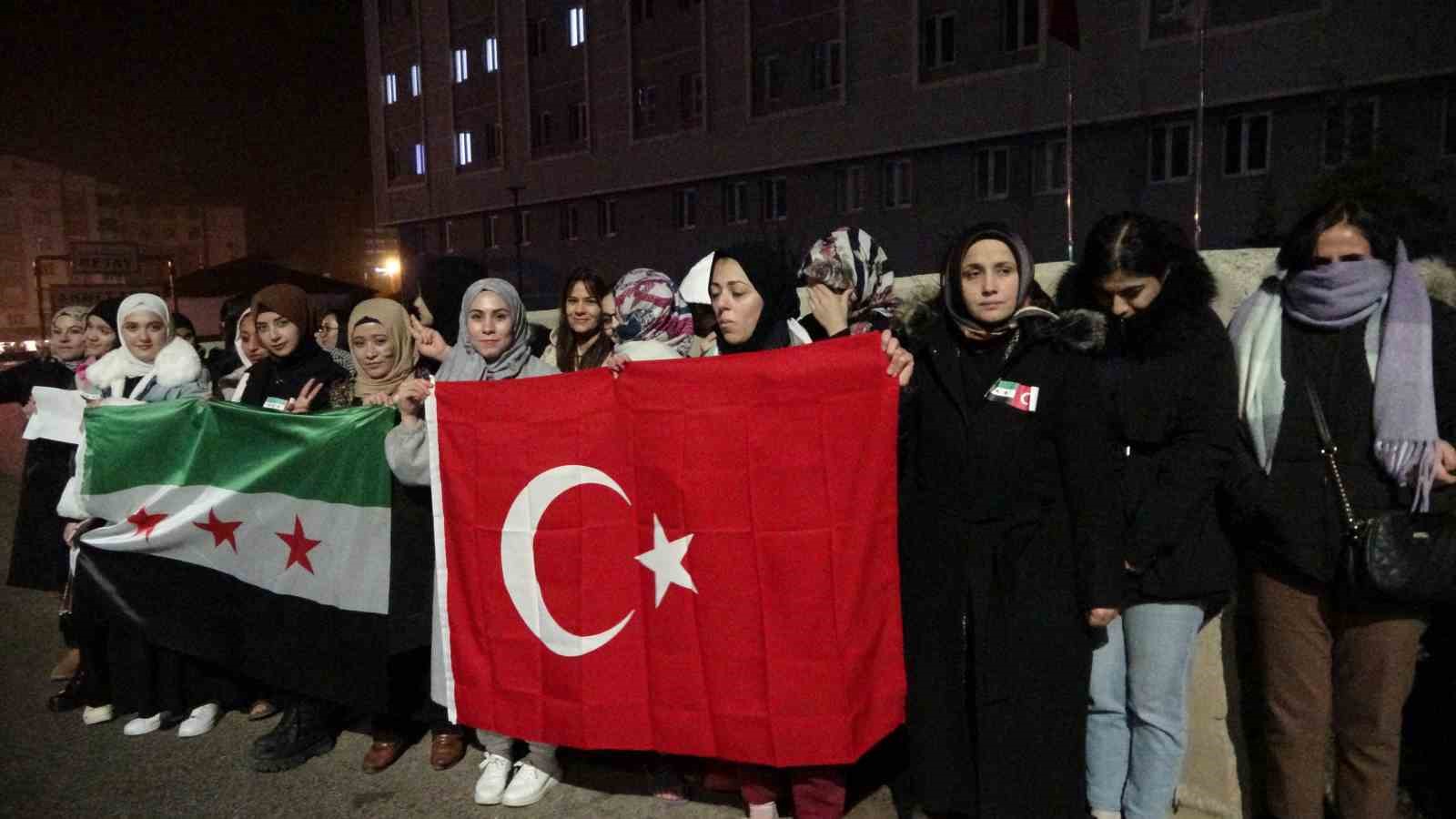 Bitlis’teki Suriyeli kız öğrenciler yurt ışıkları ile ‘Şam’ yazdı