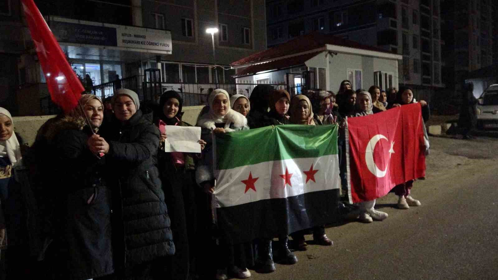 Bitlis’teki Suriyeli kız öğrenciler yurt ışıkları ile ‘Şam’ yazdı