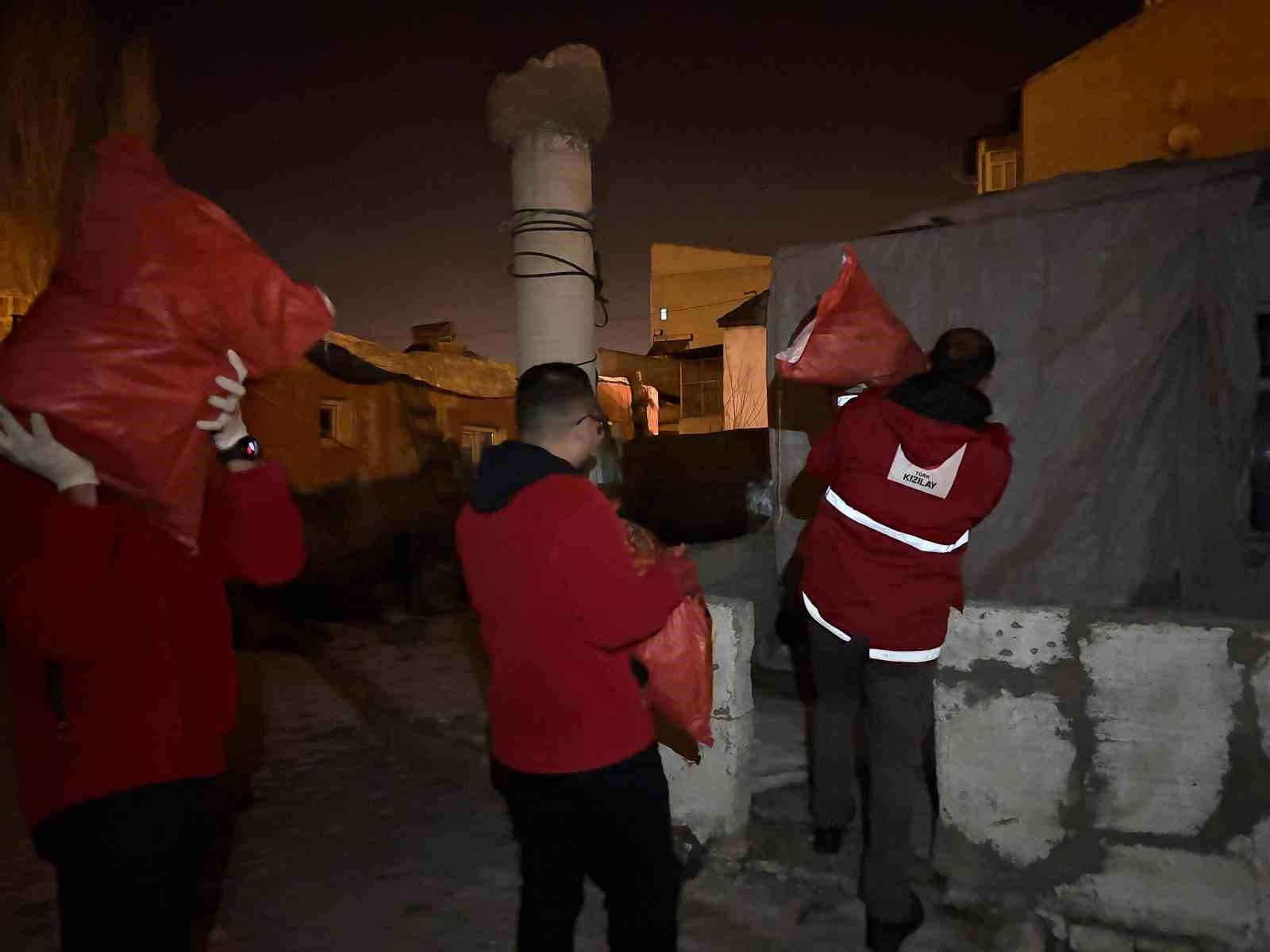 Ağrı’da kışın zorlu şartlarına karşı Kızılay, ihtiyaç sahiplerine kömür desteği sağlıyor