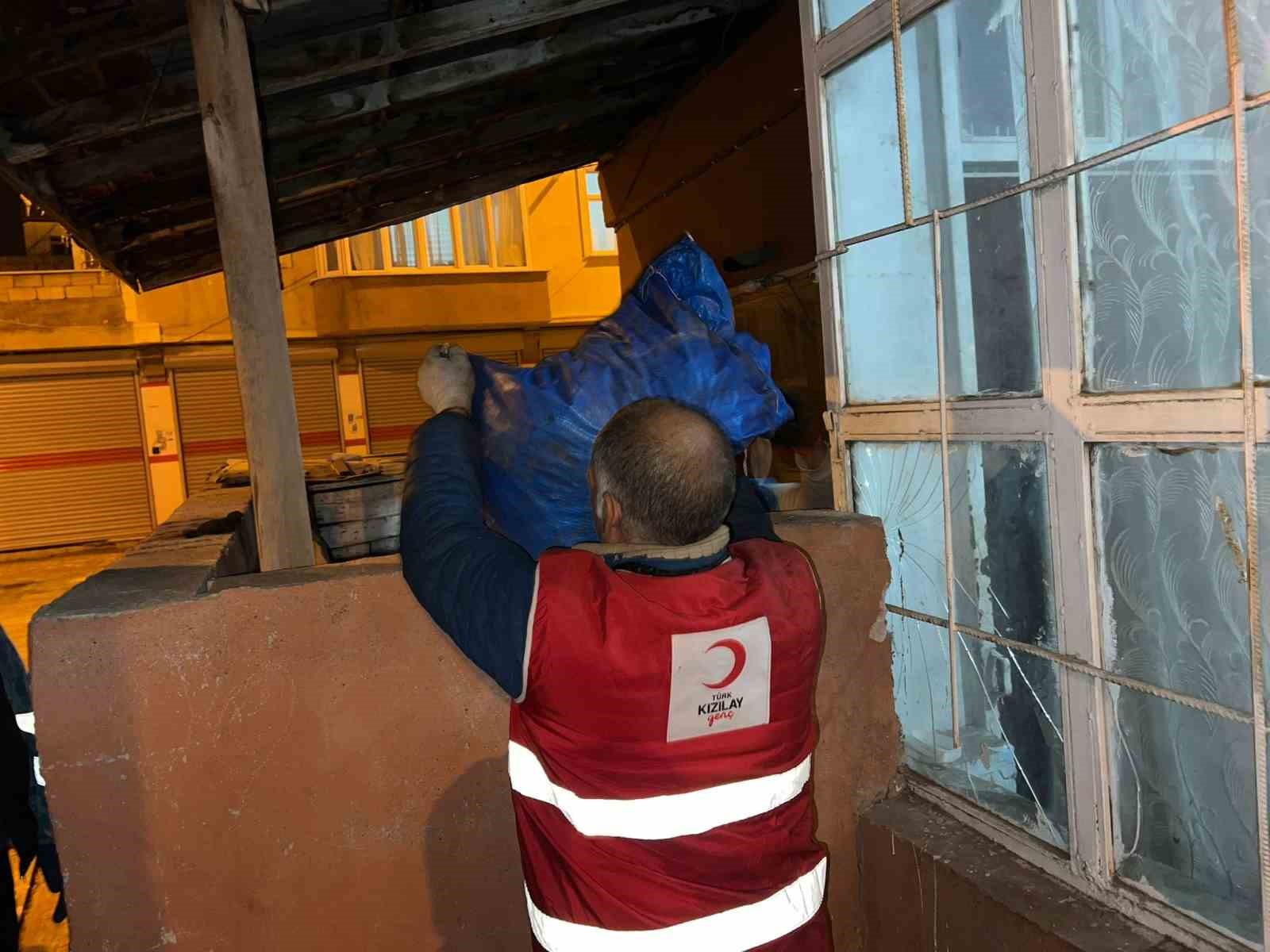 Ağrı’da kışın zorlu şartlarına karşı Kızılay, ihtiyaç sahiplerine kömür desteği sağlıyor