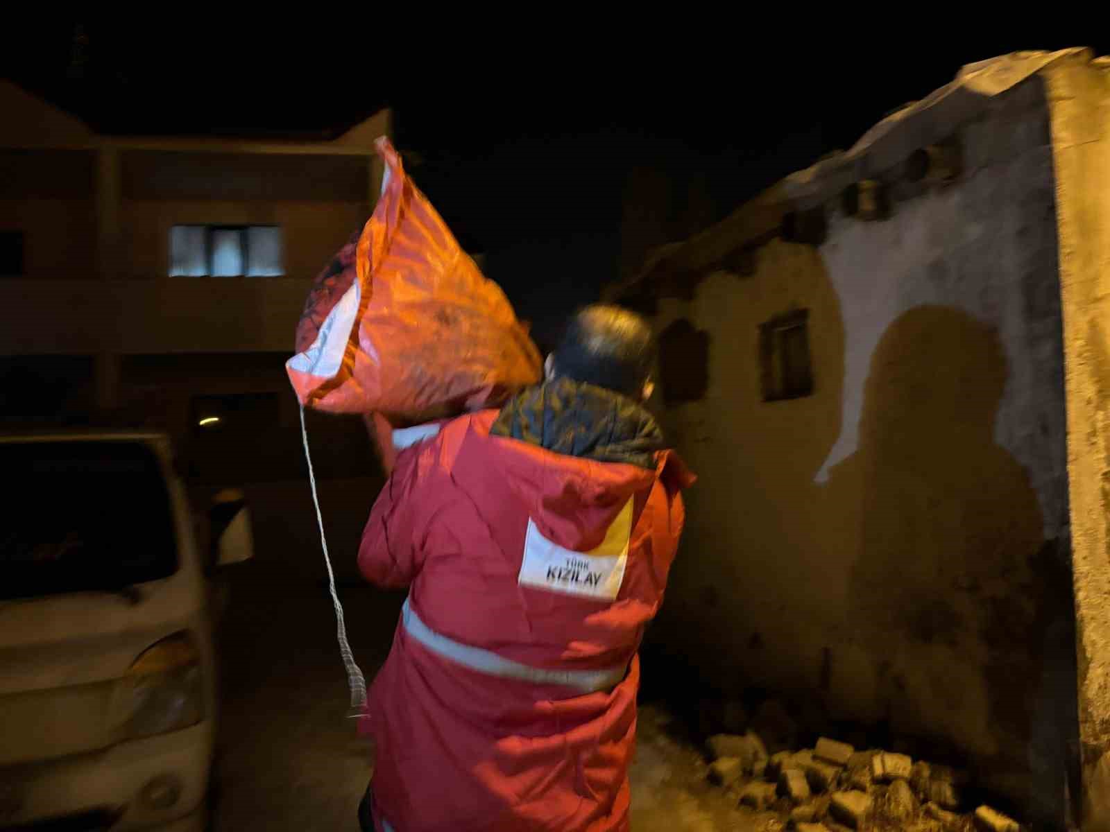 Ağrı’da kışın zorlu şartlarına karşı Kızılay, ihtiyaç sahiplerine kömür desteği sağlıyor