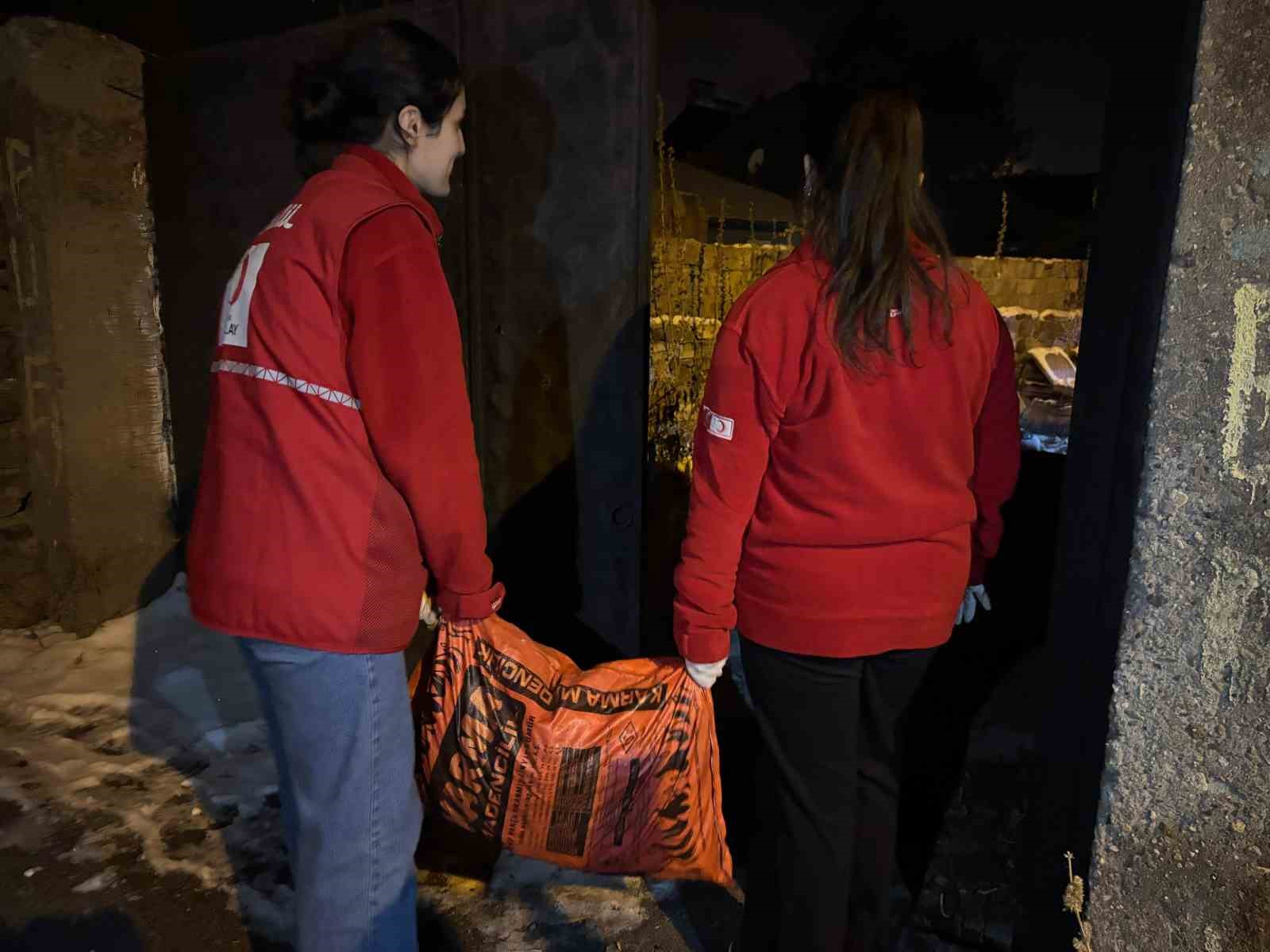 Ağrı’da kışın zorlu şartlarına karşı Kızılay, ihtiyaç sahiplerine kömür desteği sağlıyor