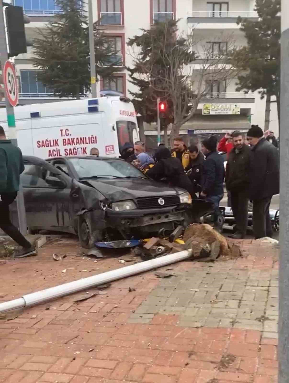 Otomobil direğe çarptı, sürücü araçta sıkıştı