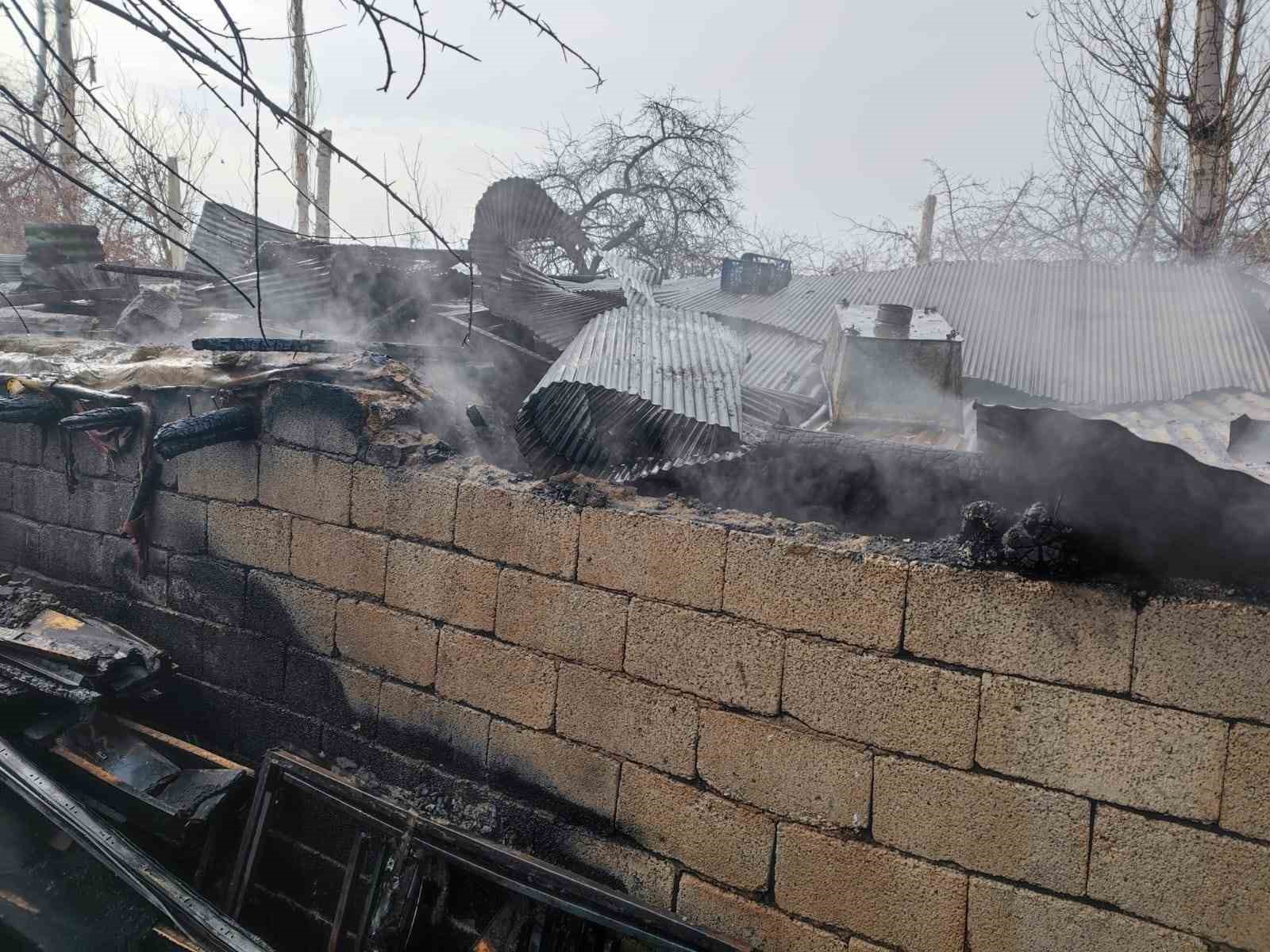 Van’da odunluk ve tandır evi yangını