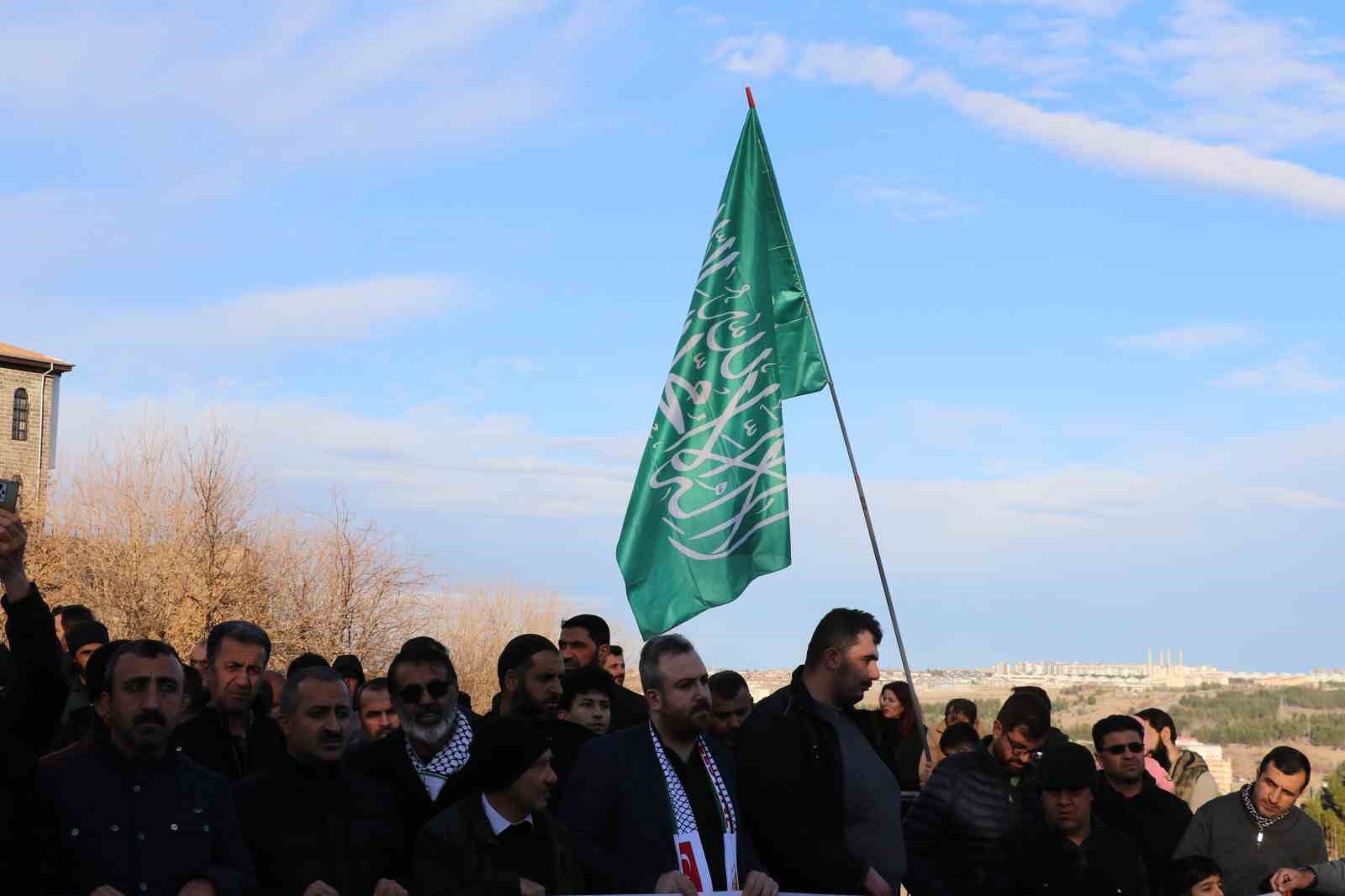 Diyarbakır’da sağlıkçılar İsrail’in gözaltına aldığı doktor için yürüdü