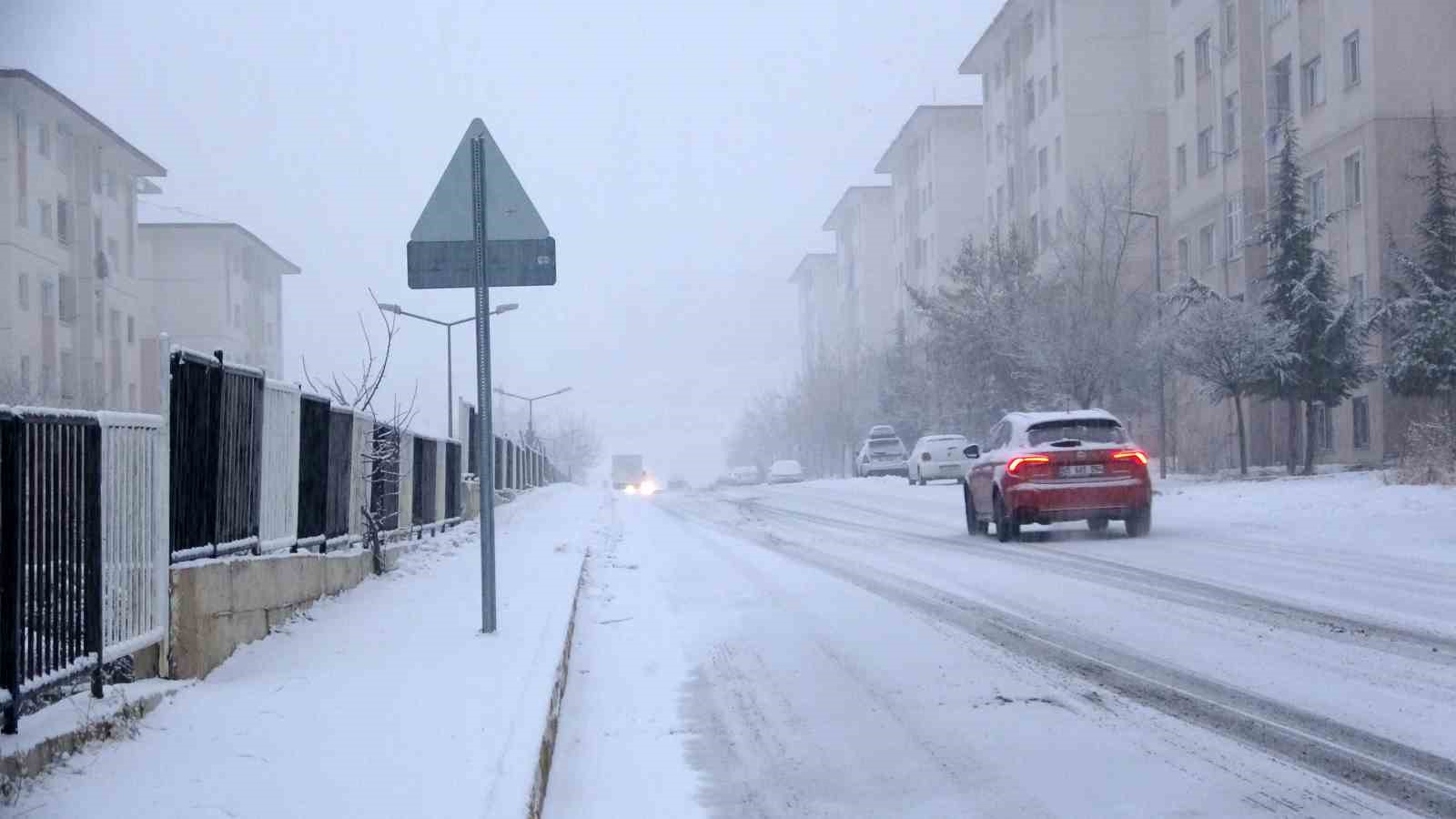 Van’da yoğun kar yağışı: Uçak seferleri rötar yaptı