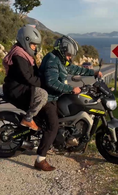 Hızlı, yaşlı ve çılgın: 74 yaşında 900 cc motosikleti sürüyor, yaptıklarını görenler hayrete düşüyor