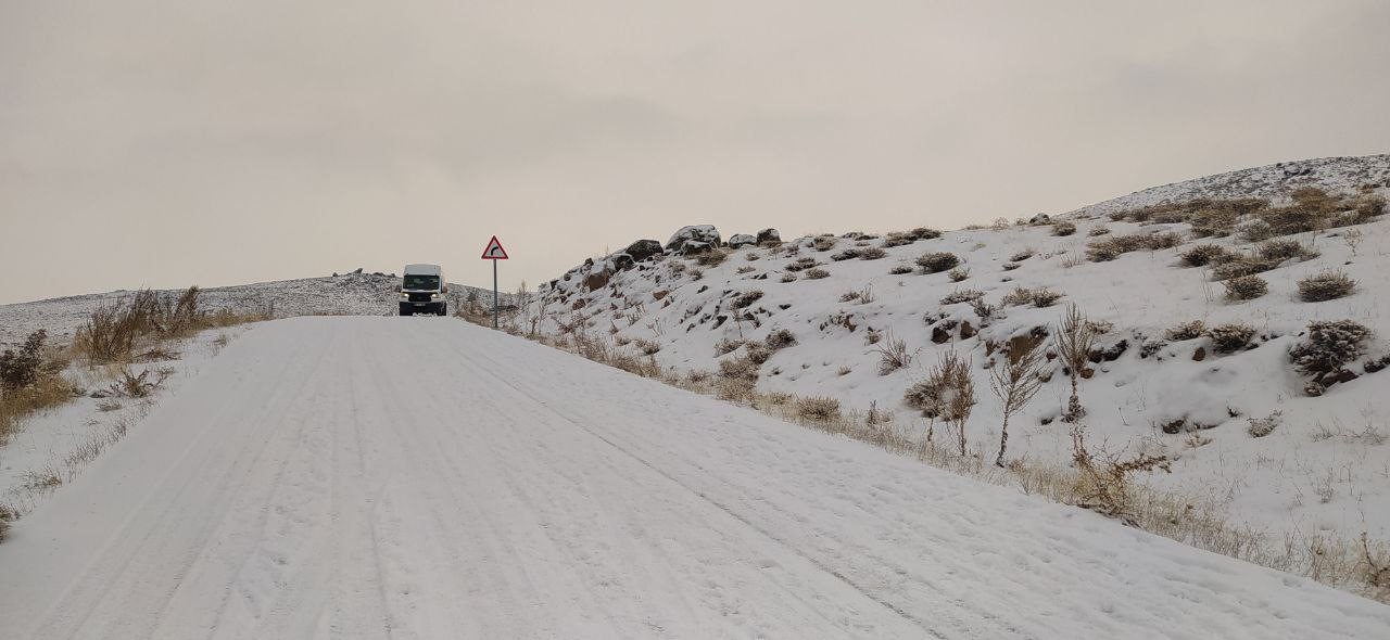 Muradiye’de kar ve buzlanma ulaşımı aksattı