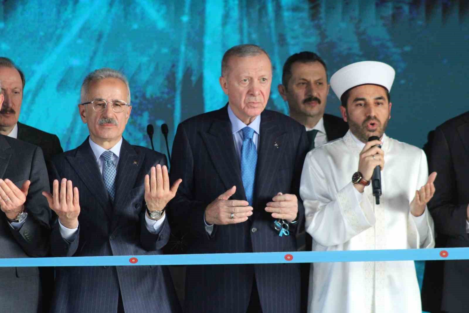 Cumhurbaşkanı Erdoğan: “Biz 22 yıldır Türkiye’yi büyütmek ve kalkındırmak için çalışıyoruz”